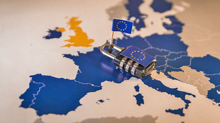 Europakarte auf welche ein Zahlenschloss liegt, in dem eine europäische Miniaturflagge steckt; Copyright Panthermedia