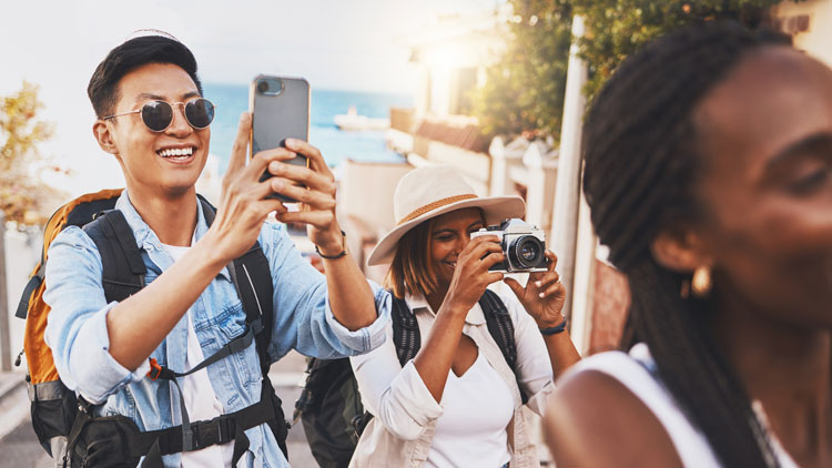 Junge Frauen machen eine Selfie mit dem Smartphone
