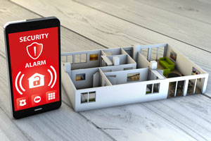Smart Phone mit Security Warnung im Display neben Haus, Copyright Panthermedia