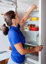 Frau räumt Eier in die Kühlschranktür, Copyright Fotolia