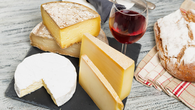 Verschiedene Käse, Glas Rotwein und Brot, Copyright Panthermedia