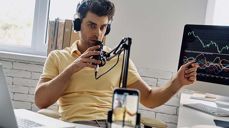 Junge Mann sitzt am Schreibtisch vor Laptop ; Copyright Panthermedia
