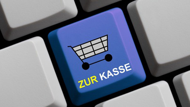 Ausschnitt einer Computertastatur mit einer Taste auf der ein Einkaufwagen mit Text "Zur Kasse" abgebildet ist, Copyright Fotolia