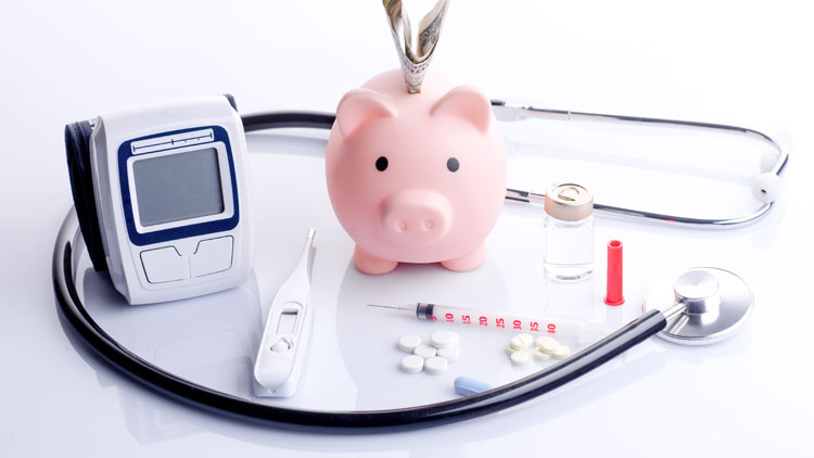 Sparschwein umgeben von Stethoskop, Tabletten, Geld, Spritze; Copyright Panthermedia