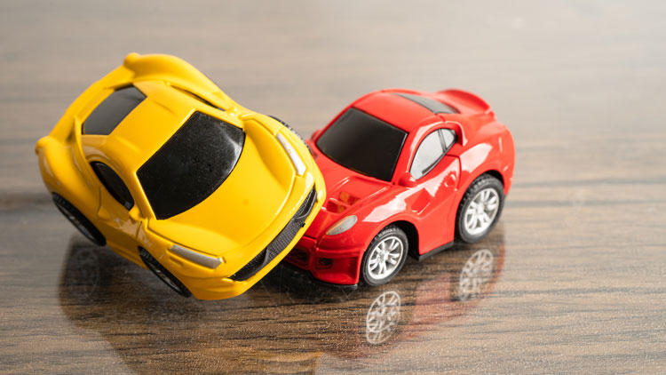 Zwei Spielzeugautos, die übereinander liegen; Copyright Panthermedia