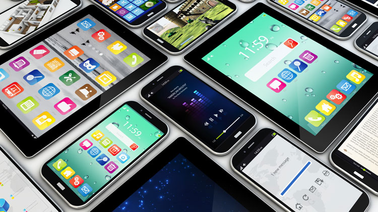 Verschiedene Tablets und Smartphones nebeneinander; Copyright Panthermedia