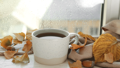 Teetasse am Fensterbrett mit Herbstlaub, Copyright Panthermedia