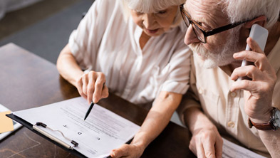 Älteres besorgtes Paar mit einem Schreiben in der Hand, Copyright Panthermedia