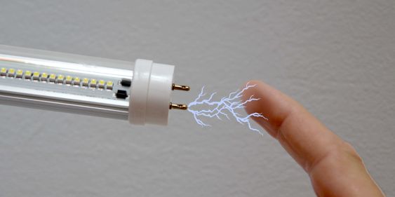 Das Bild zeigt die elektrische Gefährung durch LED-Röhren; Copyright Bayerische Gewerbeaufsicht