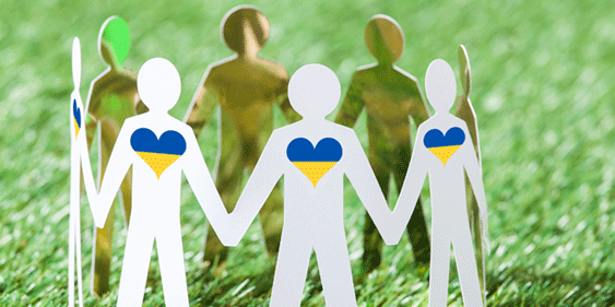 Das Bild zeigt Papierfiguren mit Herzen in den Farben der ukrainischen Flagge auf der Brust, die sich an den Händen halten; Copyright Panthermedia; Link zum Artikel