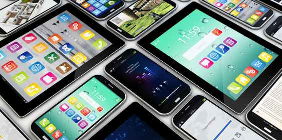 Verschiedene Smartphones und Tablets auf einem Tisch; Copyright Panthermedia