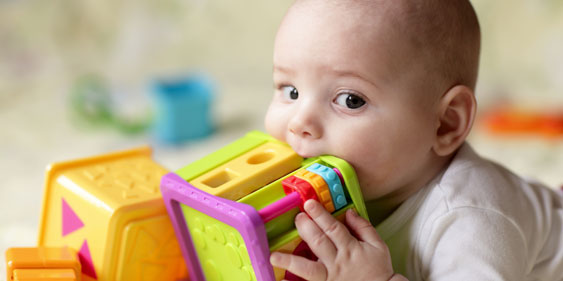 Kind das ein Plastikspielzeug in den Mund nimmt; Copyright Panthermedia