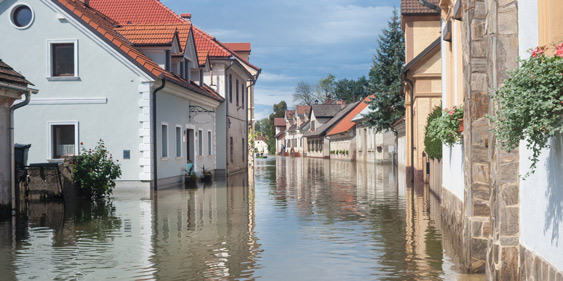 Straße mit Häusern, die überschwemmt wurde, Copyright Panthermedia