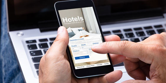 Das Bild zeigt ein Handydisply mit einem Vermittlungsportal für Hotels; Copyright Panthermedia