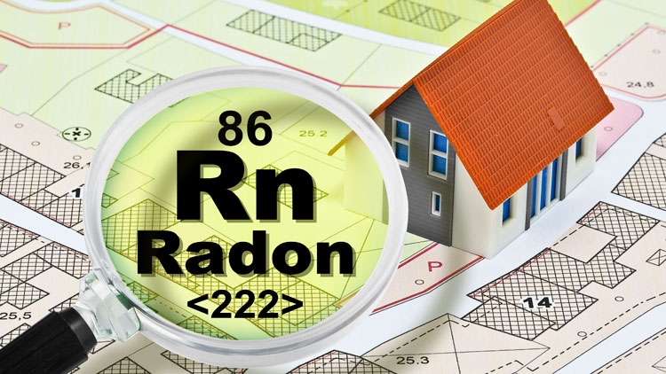 Modellhaus auf Grundrissplan, daneben eine Lupe mit dem chemischen Zeichen RD für Radon; Copyright Panthermedia