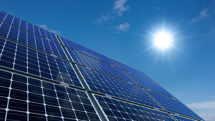 Photovoltaikanlage und Sonne