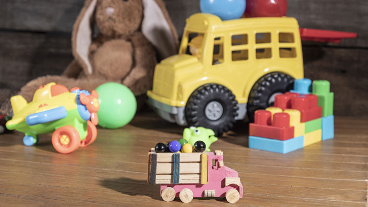 Plüschhase, Plastikbus, Fluhzeug, Holzlaster, buntes Spielzeug auf Fußboden; Copyright Panthermedia