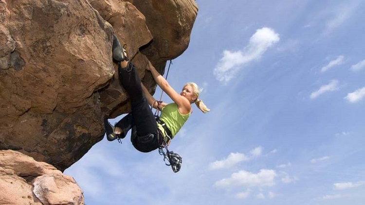 Junge Frau beim Klettern am Seil, Copyright  Fotolia