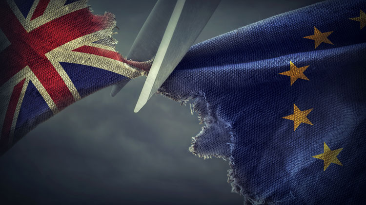 Das Bild zeigt eine Fahne die zerschnitten wird in den britischen und europäischen Farben