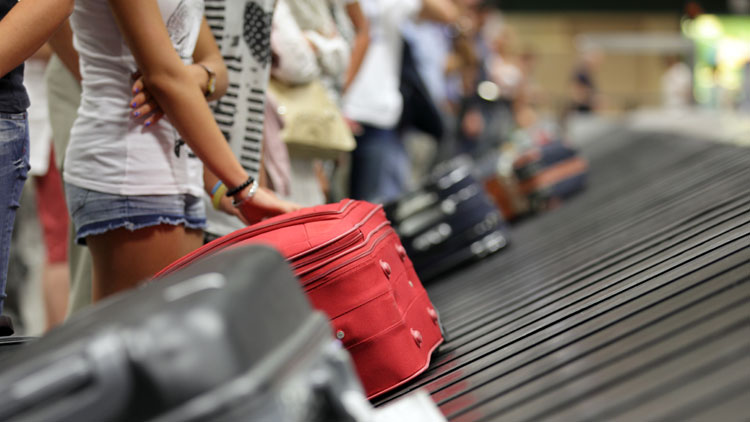 Reisende warten an der Gepäckausgabe eines Flughafens, Copyright Panthermedia