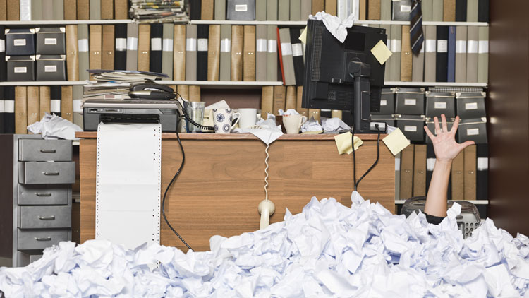 Faxgerät, das das Arbeitszimmer mit Faxpapier überflutet; Copyright Panthermedia