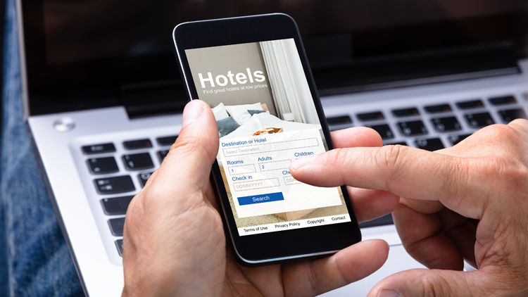 Smartphone auf dessen Display ein Hotelvermittlungsportal angezeigt ist; Copyright Panthermedia